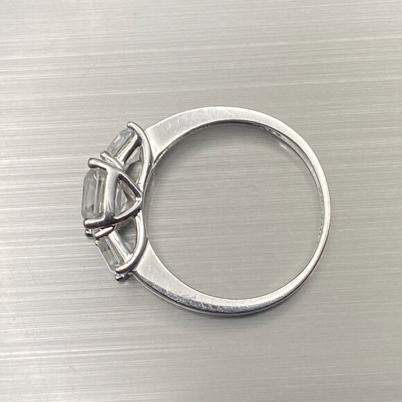 SW 14K White Gold Ring Sz. 6 - 3 x Cubic Zirconia Asscher Cut - 2.86 gm, 2.71 ct - Picture 3 of 16